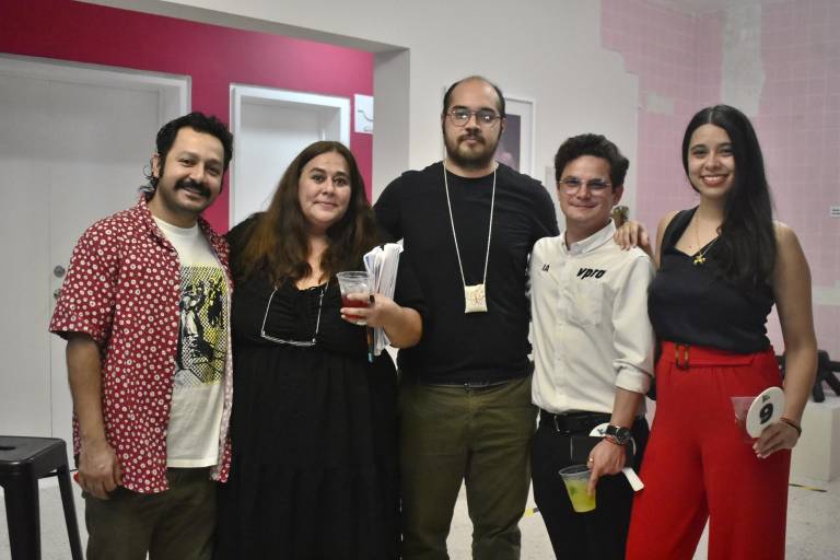 Pujan coleccionistas por la mejor obra de arte en La Casa del Maquío