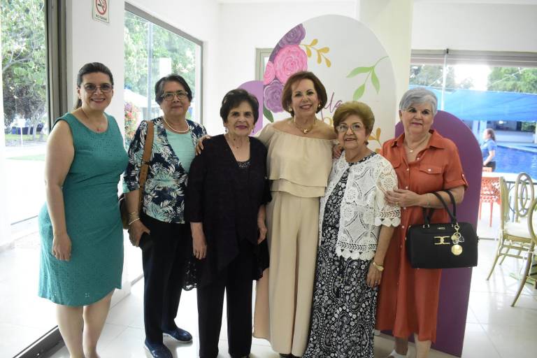 Con familia y amigos celebra Mila de Castro sus 80 años