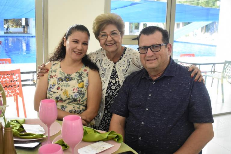 Con familia y amigos celebra Mila de Castro sus 80 años