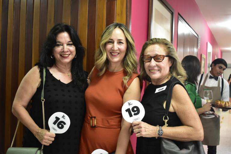 Pujan coleccionistas por la mejor obra de arte en La Casa del Maquío