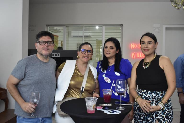 Pujan coleccionistas por la mejor obra de arte en La Casa del Maquío