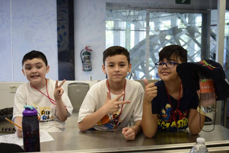 Disfrutan niños un curso de verano ‘cienciacional’