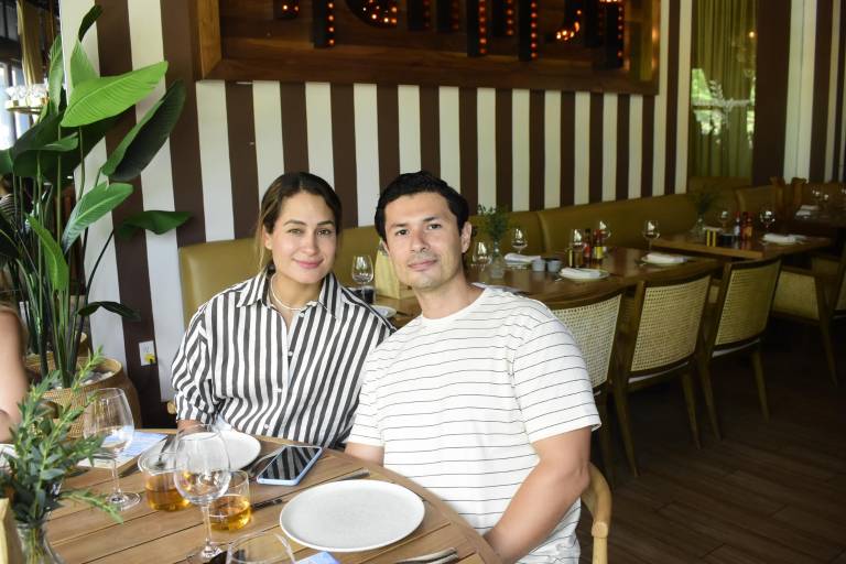 Disfrutan clientes y amigos Mariscos y Buena Vida en Humaya Restaurante