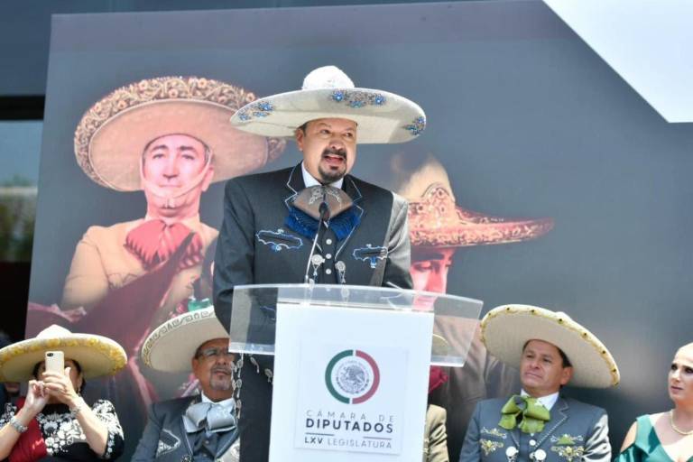Recibe Pepe Aguilar reconocimiento por su trayectoria