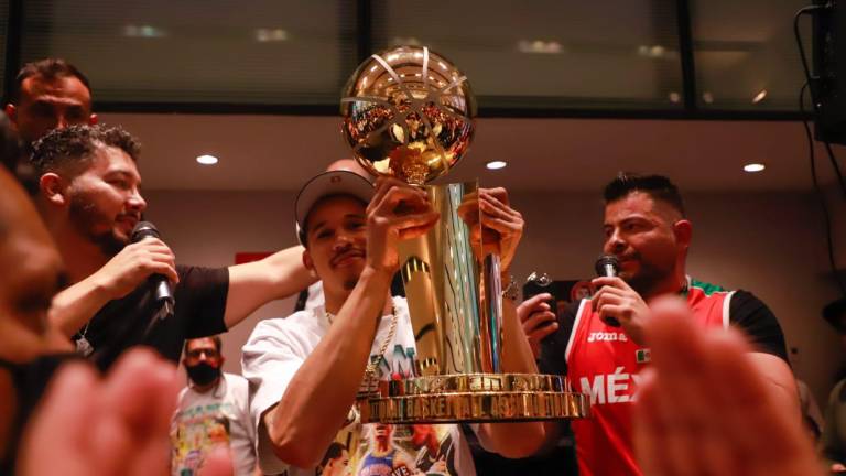 Juan Toscano-Anderson estuvo en la Ciudad de México, donde mostró el trofeo de campeón de la NBA.
