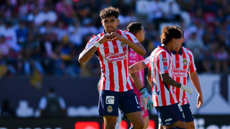 Ricardo Marín marca el segundo gol de Chivas.