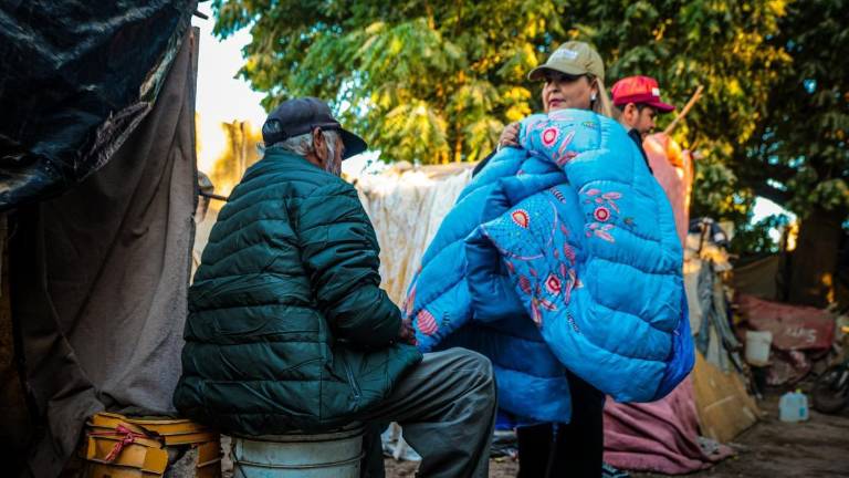 Los apoyos consistieron en la distribución de mil 550 chamarras, 500 cobijas y 500 colchonetas.