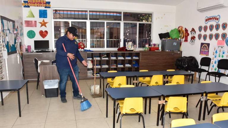 Adrián Manuel Sainz Luna, intendente en la UAS, hizo el cambio de identidad de género como trabajador universitario.