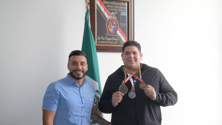Paúl Morales presume sus medallas logradas en el segundo clasificatorio de Lucha Grecorromana en Guadalajara.