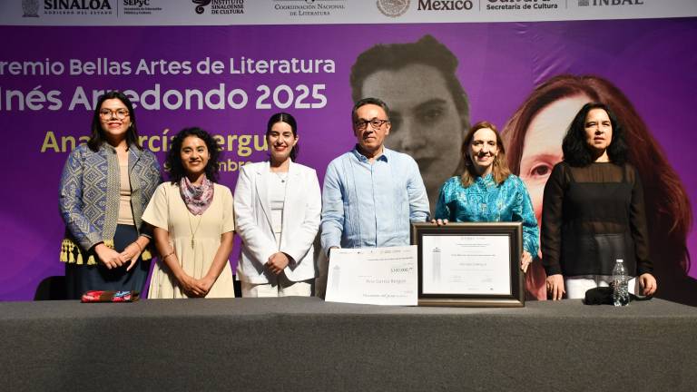 La escritora mexicana Ana García Bergua recibe el Premio Bellas Artes de Literatura.