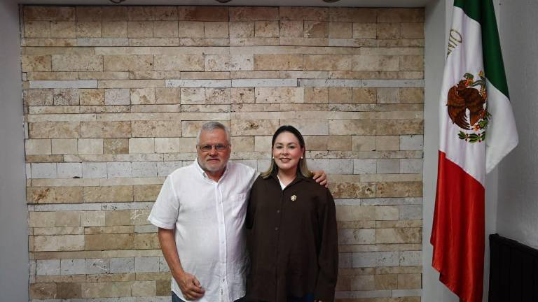 La Gobernadora de Sinaloa Yeraldine Bonilla Valverde con el Alcalde de Escuinapa, Víctor Manuel Díaz Simental.