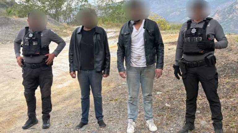 Elementos de seguridad brindan apoyo a dos hombres localizados en la autopista Durango-Mazatlán.