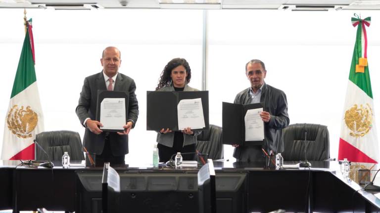 La Secretaria del Trabajo con los representantes de Telmex y el sindicato tras la firma de acuerdos del contrato colectivo.