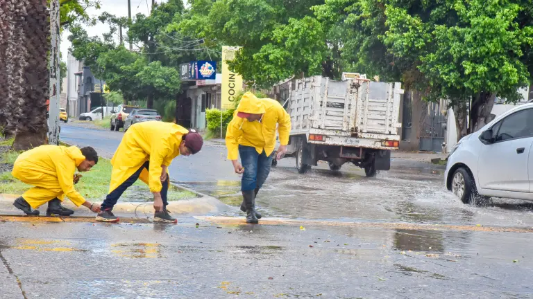 Personal de Protección Civil de Ahome trabaja en un operativo tras las lluvias registradas este lunes.