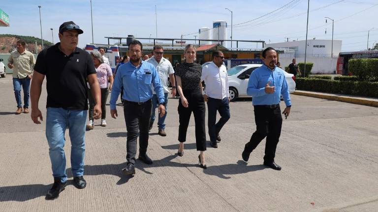 La Alcaldesa de Mazatlán Estrella Palacios Domínguez se reunió con la dirigencia de la Alianza de Camiones.