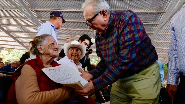 Rubén Rocha Moya destacó que estos documentos permiten a las y los beneficiarios acreditar legalmente su patrimonio y acceder a derechos como herencia, créditos o mejoras en sus predios.