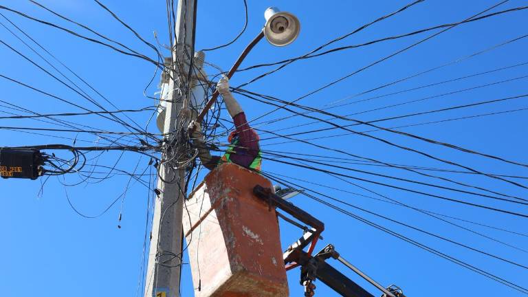 Invierten de más de 641 mil pesos para mejorar la seguridad y eficiencia energética en las colonias Víctor Manuel Quintero, Margarita y Palos Blancos.