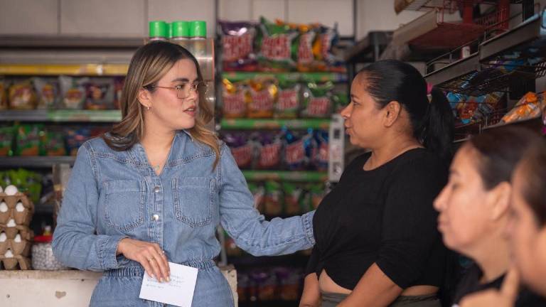 La Alcaldesa de Culiacán Ana Miriam Ramos Villarreal entrega recursos del programa Mujeres Emprendedoras por el Bienestar.