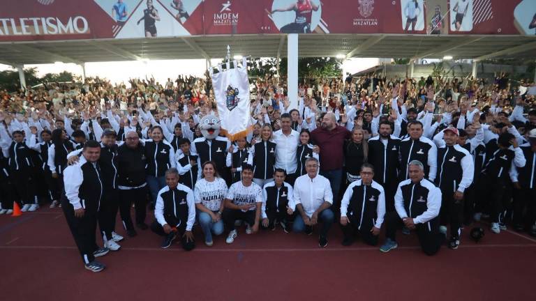 Los atletas reciben el estandarte de manos de Estrella Palacios.