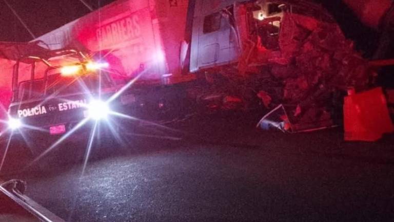 El choque de un tráiler contra un punto de revisión de la PEP a la altura del Puente Baluarte dejó como saldo tres elementos sin vida y dos heridos.