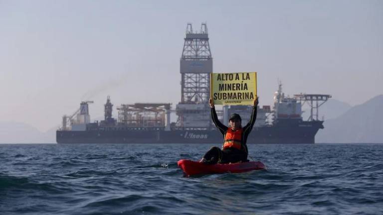 Activistas de Greenpeace de México y Nueva Zelanda han confrontado a barcos mineros en las costas de Manzanillo, Colima.