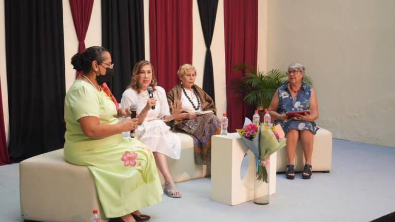 La maestra María Muñiz junto a Marcela González de Rico, Verónica Poujol y Paola Calzada dieron apertura al programa Jueves Literario, que promueve el Instituto de Cultura Mazatlán y que tuvo como sede Casa Haas.