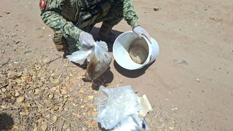 Militares localizaron el narcótico en una cubeta abandonada sobre un camino de tierra en Culiacán.
