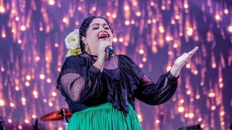 Carolina García Nieto cumple uno de sus sueños al cantar ante miles de personas durante la noche del Grito de Independencia en Mazatlán.