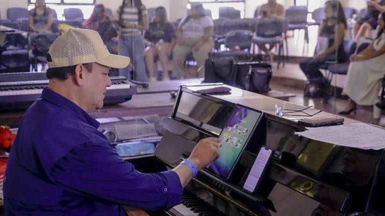 El tenor José Manuel Chú trabaja unos días en Mazatlán para desarrollar la técnica y la parte histriónica del alumno.