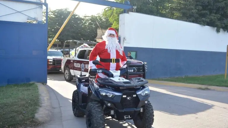 En Ahome se puso en marcha la campaña del Policlaus, que recolecta juguetes para niñas y niños.