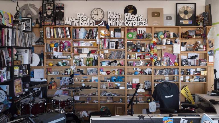 Una oficina saturada de discos, libros, pósters, figuras es el escenario de los Tiny Desk Concerts.
