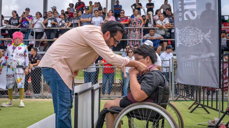 El Alcalde Juan de Dios Gámez Mendívil presidió la ceremonia de premiación.