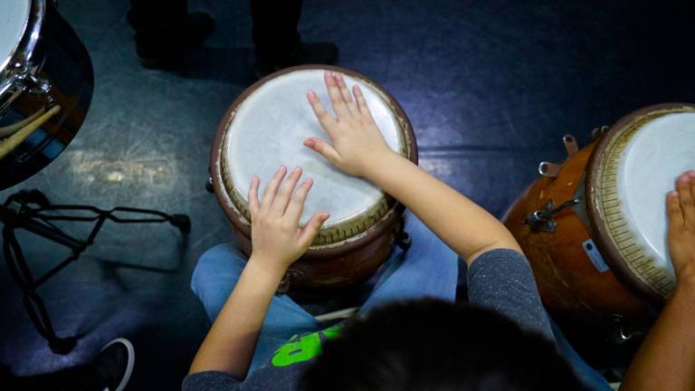 En el segundo día de actividades del Foro de Percusiones hubo una clase dedicada a explorar sonidos y técnicas de la percusión latina.