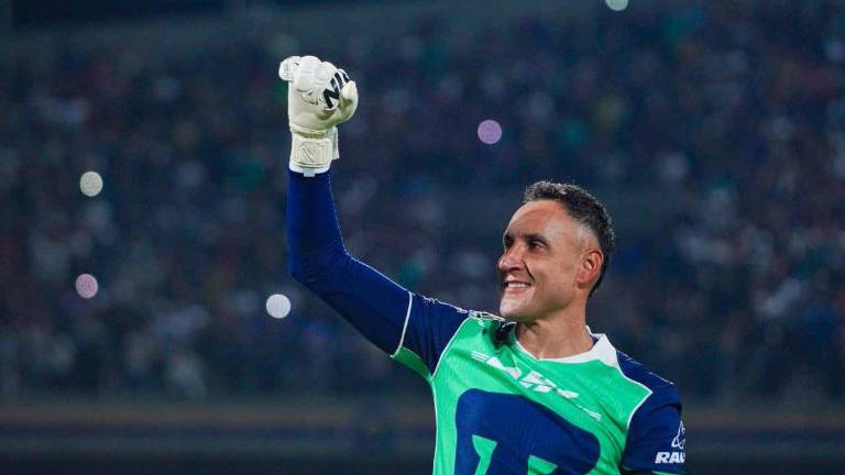 Keylor Navas lamenta la salida de Efraín Juárez del banquillo de Pumas.