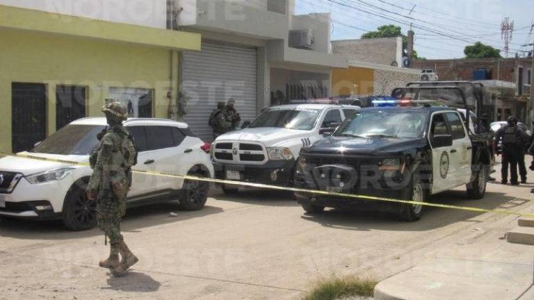 Policías resguardan la zona donde un hombre fue atacado a balazos en la colonia 20 de Noviembre.