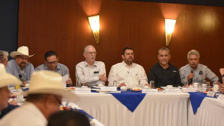 Julio Berdegué Sacristán e Ismael Bello Esquivel escucharon las demandas de los productores.