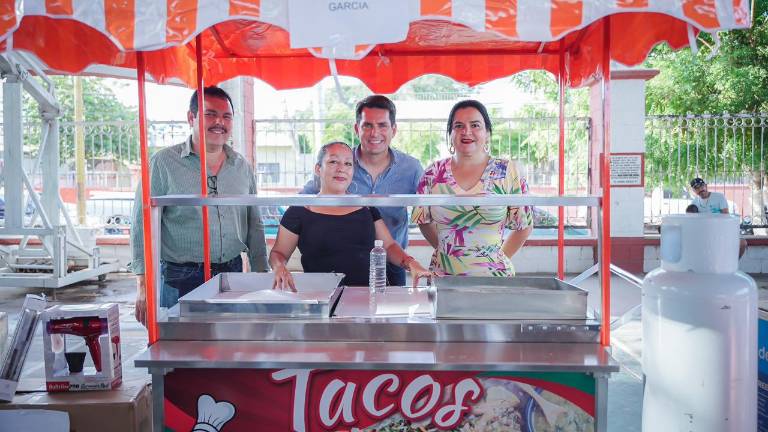 El Secretario de Economía de Sinaloa, Javier Gaxiola Coppel, entregó equipamiento para emprender negocios en Navolato.