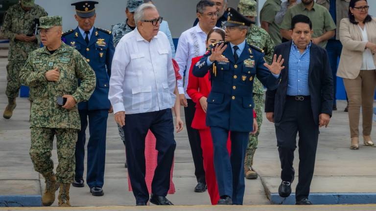 El Gobernador de Sinaloa Rubén Rocha Moya a su arribo a las instalaciones militares en Culiacán.