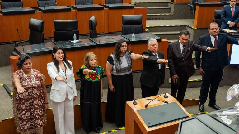Ana Francis Chiquete Elizalde, de traje blanco, asume como Senadora de Morena por Sinaloa, en suplencia de Imelda Castro Castro.