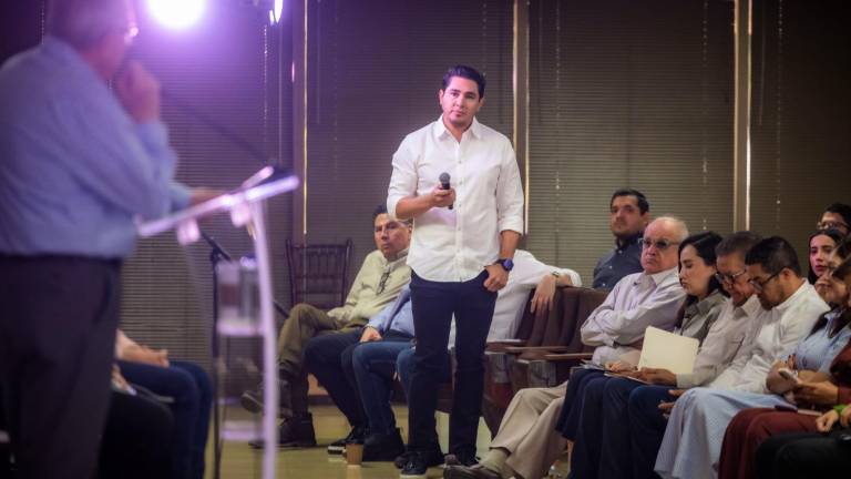El Gobernador de Sinaloa Rubén Rocha Moya y el Secretario de Administración y Finanzas, Joaquín Landeros Güicho.