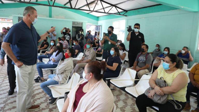 El Gobernador Quirino Ordaz Coppel visitó el módulo de vacunación del Ejido Los Mochis.