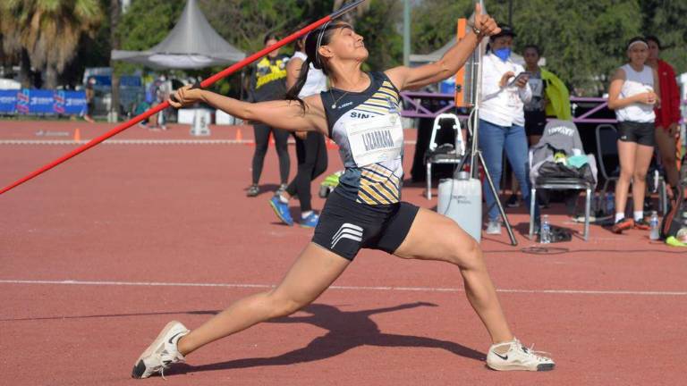 Karen Michel Lizárraga gana en lanzamiento de jabalina.