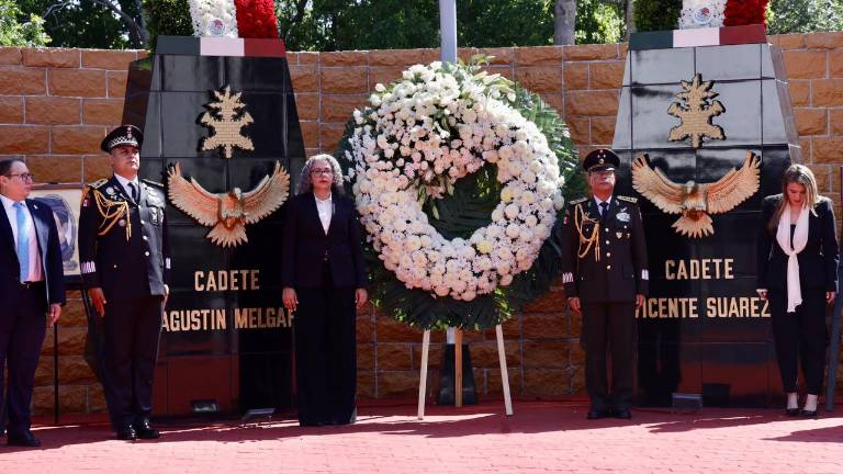 Autoridades civiles y militares, encabezadas por la Gobernadora Graciela Domínguez Nava, rinden honor a los cadetes de Chapultepec.