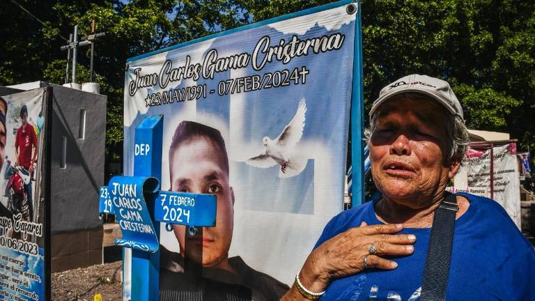 María Guadalupe se encuentra en el panteón 21 de marzo este día honrando la memoria de su hijo, Juan Carlos.