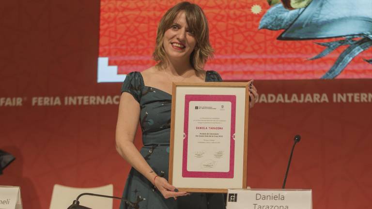 Daniela Tarazona recibió el Premio Sor Juana.