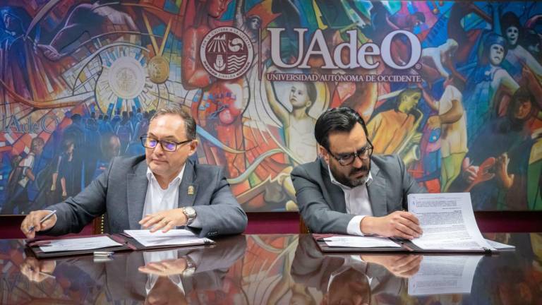 El Alcalde de Culiacán Juan de Dios Gámez Mendívil firma convenio de colaboración con el Rector de la UAdeO, Pedro Flores Leal.