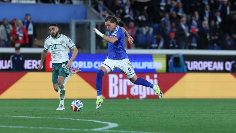 Italia derrota por 2-0 a Irlanda del Norte.