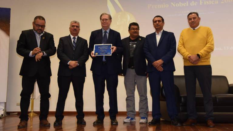 George Smoot recibió un reconocimiento de parte de la Universidad Autónoma de Sinaloa.