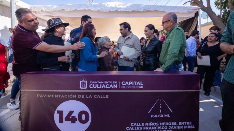 El Alcalde de Culiacán Juan de Dios Gámez Mendívil entrega una calle en la sindicatura de Quilá.