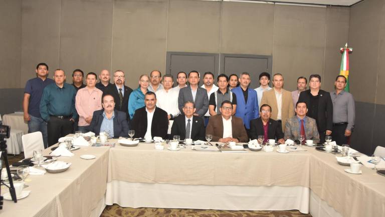 La Asociación de Contadores y Fiscalistas Sinaloenses recibieron reconocimiento de su formación.